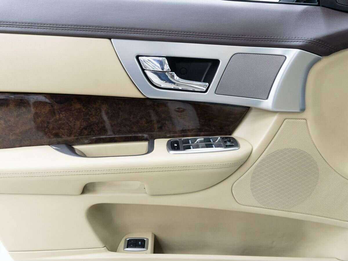 Jaguar XF 2011