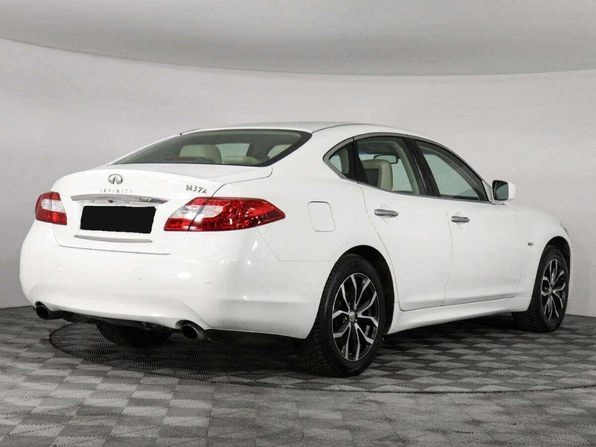 Infiniti M