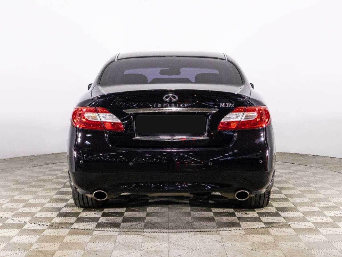 Infiniti M