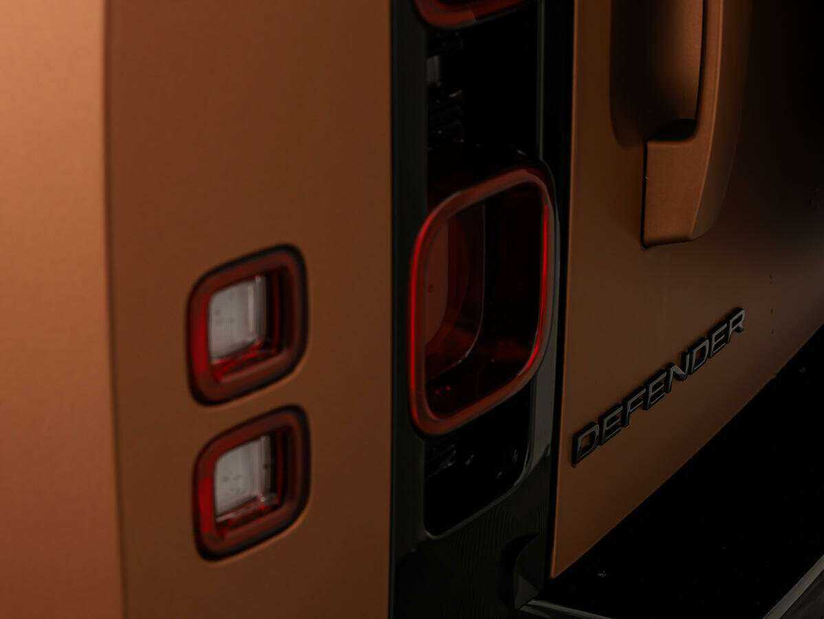 Land Rover Defender 2021