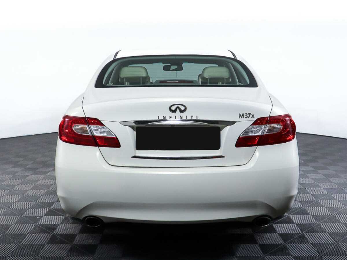 Infiniti M