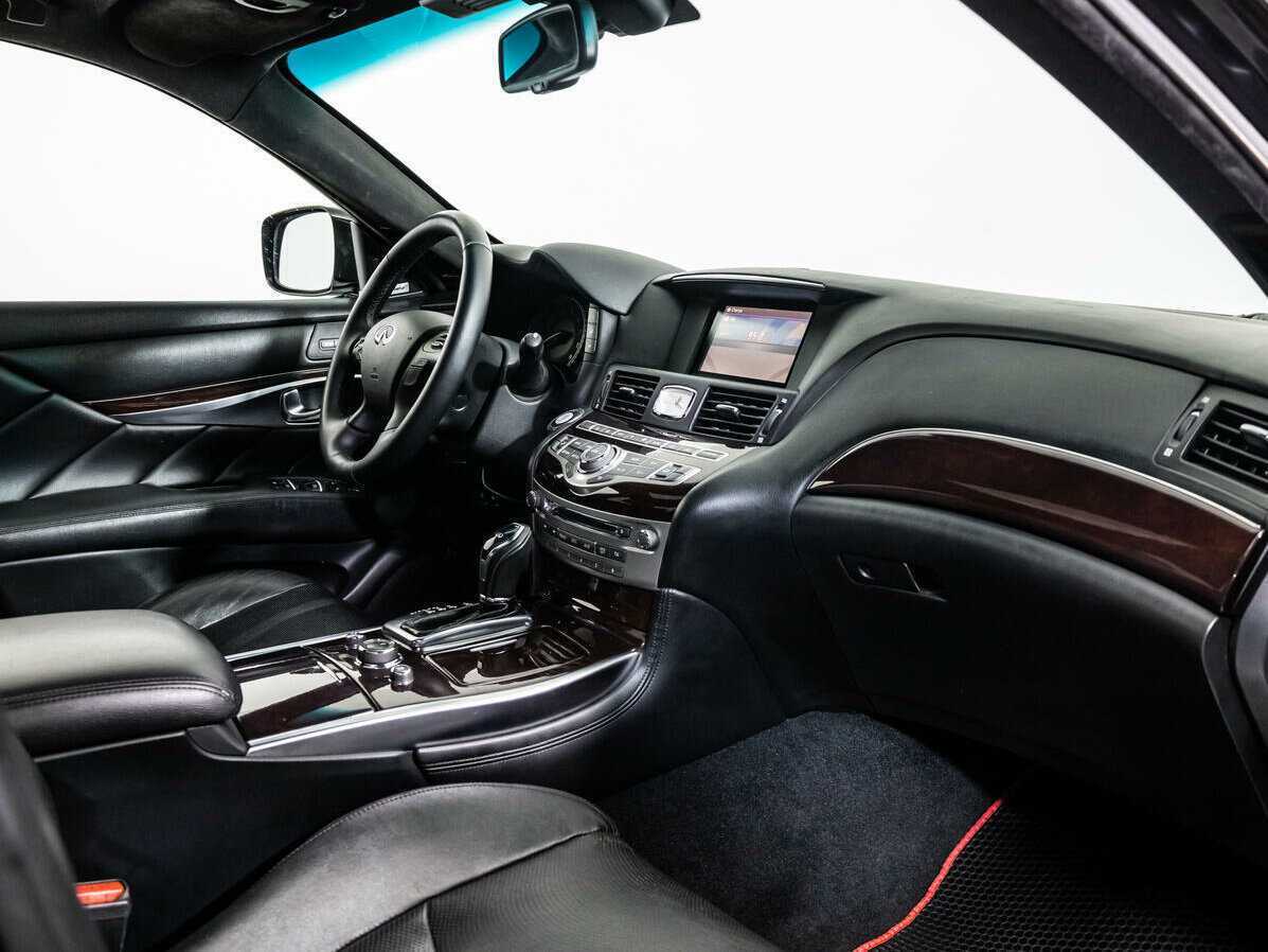Infiniti M