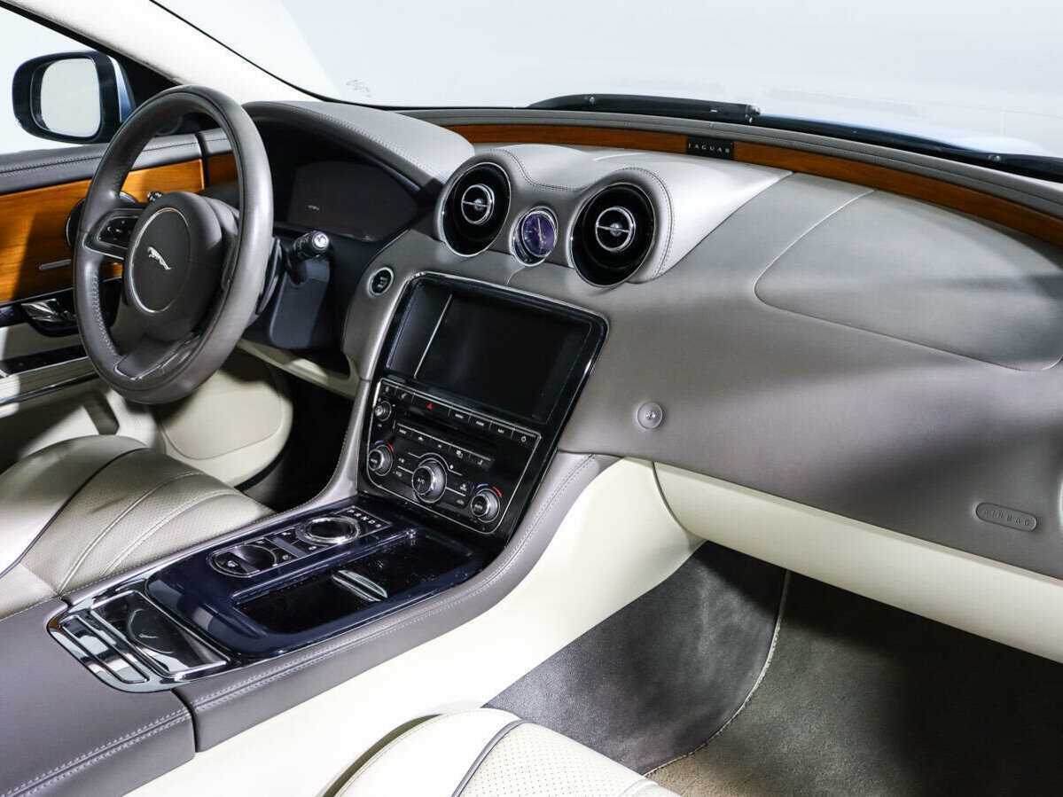 Jaguar XJ