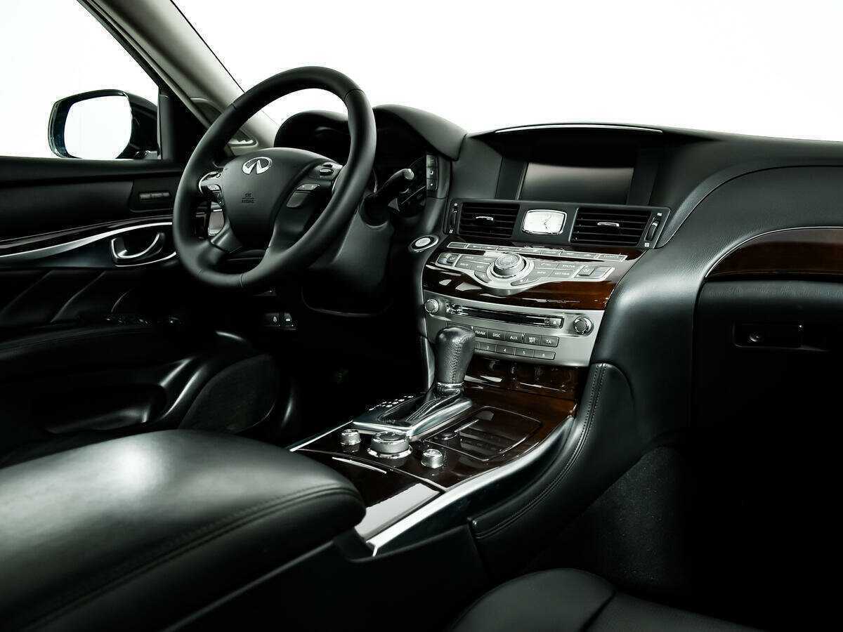 Infiniti Q70 2016