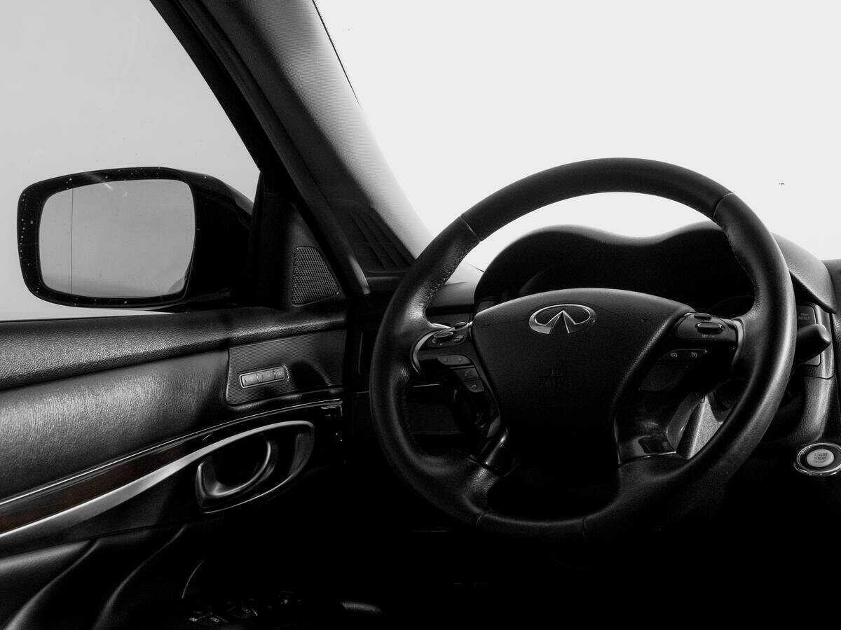 Infiniti M 2010