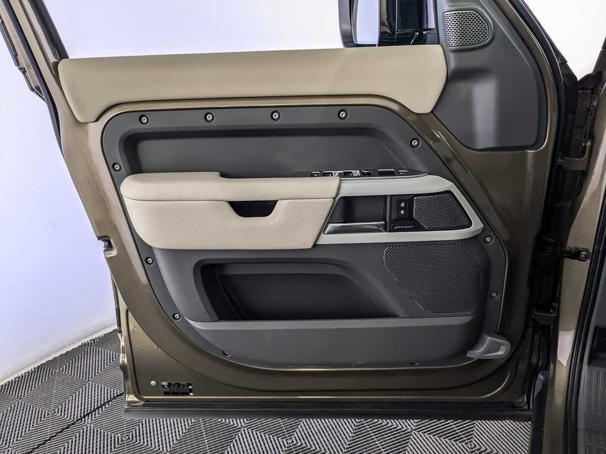 Land Rover Defender 2021