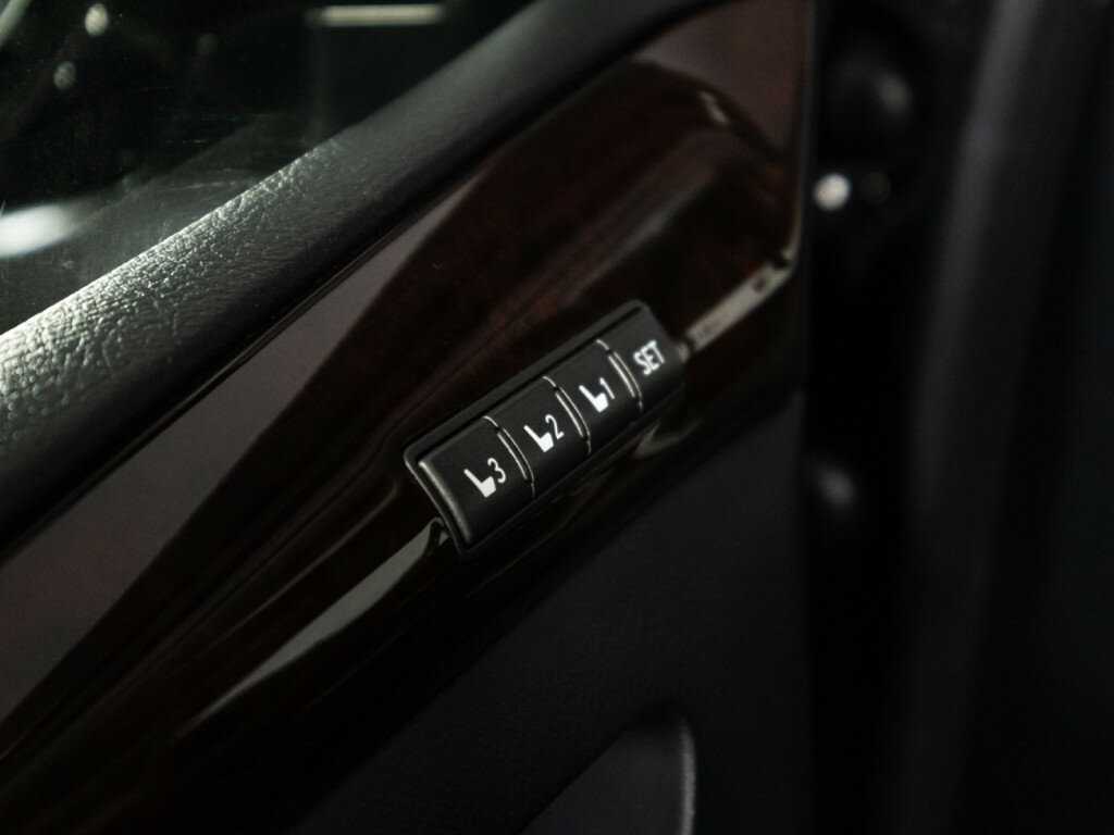 Lexus LX 2011
