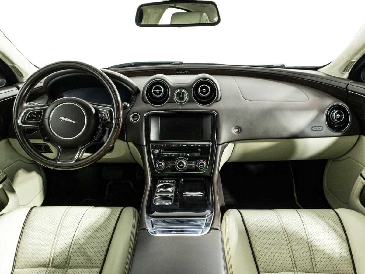 Jaguar XJ